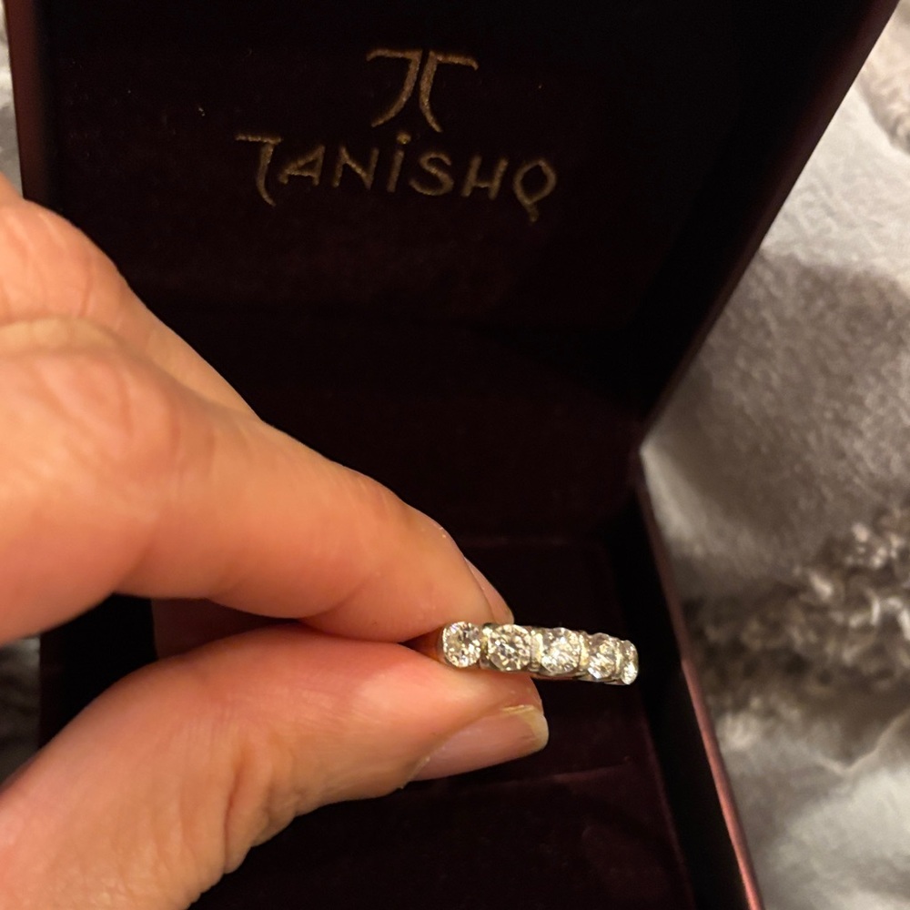 LEO Gold Diamond anniversary Ring - Picture 5 of 10